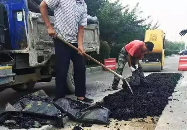 AC-10沥青冷补料修补道路路面坑槽